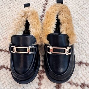 GAP Black Shoes with Tan Faux Fur